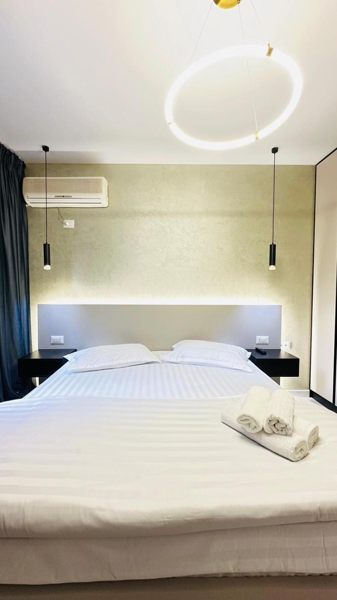 Luxurious Central Stay - Self Check-In ติรานา ภายนอก รูปภาพ