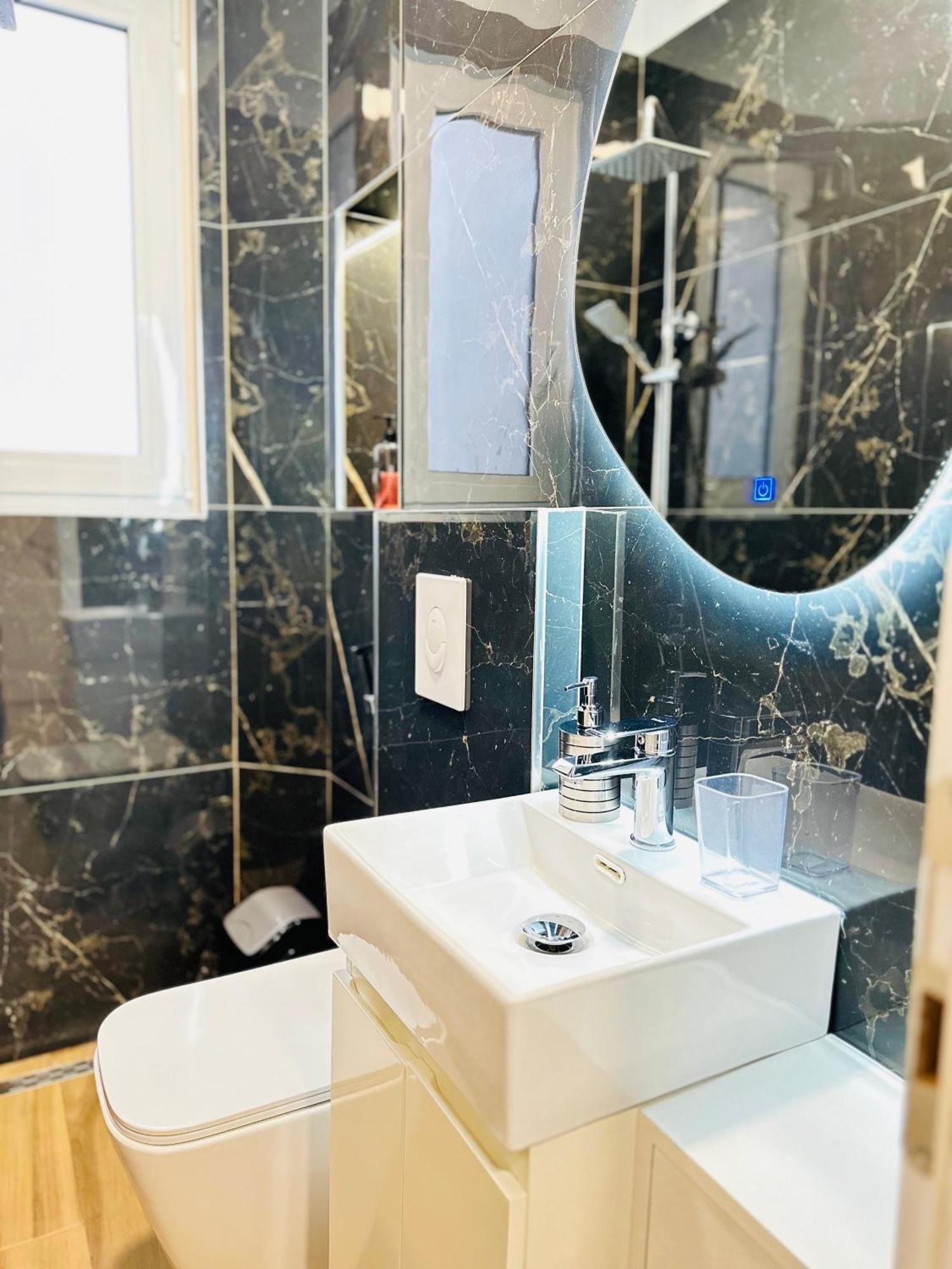 Luxurious Central Stay - Self Check-In ติรานา ภายนอก รูปภาพ